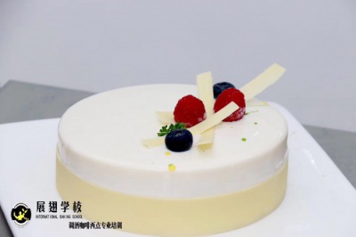 學(xué)西點蛋糕好找工作嗎？今天佛山展翅烘焙學(xué)校來告訴你！