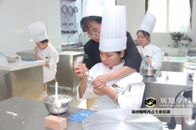 低學(xué)歷女生適合做什么職業(yè)呢？烘焙培訓(xùn)